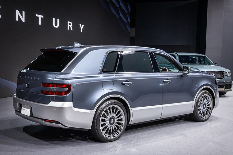 Đồng thời, Toyota hiện chỉ phân phối mẫu SUV hạng sang này dưới hình thức cho thuê thay vì mua đứt hoặc mua trả góp. Việc ký hợp đồng thuê xe cũng không đồng nghĩa với việc các công ty có thể đặt mua SUV hạng sang Toyota Century 2024. Tất nhiên, chính sách bán hàng của Toyota đối với Century 2024 có thể sẽ thay đổi trong tương lai, tùy vào số lượng đơn đặt hàng.