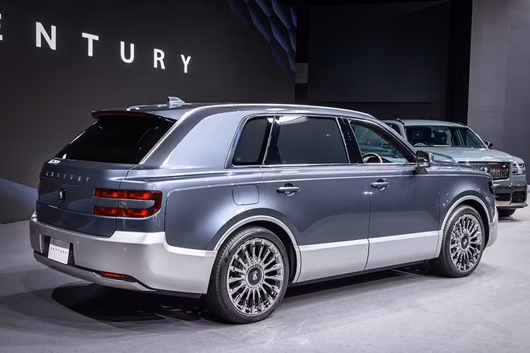 Đồng thời, Toyota hiện chỉ phân phối mẫu SUV hạng sang này dưới hình thức cho thuê thay vì mua đứt hoặc mua trả góp. Việc ký hợp đồng thuê xe cũng không đồng nghĩa với việc các công ty có thể đặt mua SUV hạng sang Toyota Century 2024. Tất nhiên, chính sách bán hàng của Toyota đối với Century 2024 có thể sẽ thay đổi trong tương lai, tùy vào số lượng đơn đặt hàng.