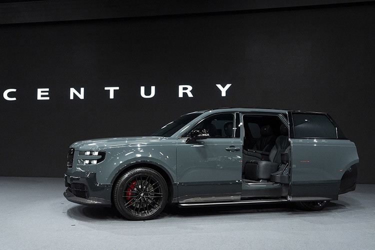 Với những thương hiệu siêu xe hoặc xe sang như Ferrari, Porsche, Rolls-Royce hoặc Bentley, các màu sơn đắt giá đã không còn là chuyện lạ. Tuy nhiên, điều này hiếm khi xảy ra với những mẫu xe của Toyota như Century 2024. Những tùy chọn lắp tại đại lý của mẫu SUV hạng sang này cũng đắt không kém, ví dụ như thảm sàn với giá 407.000 Yên (66 triệu đồng).