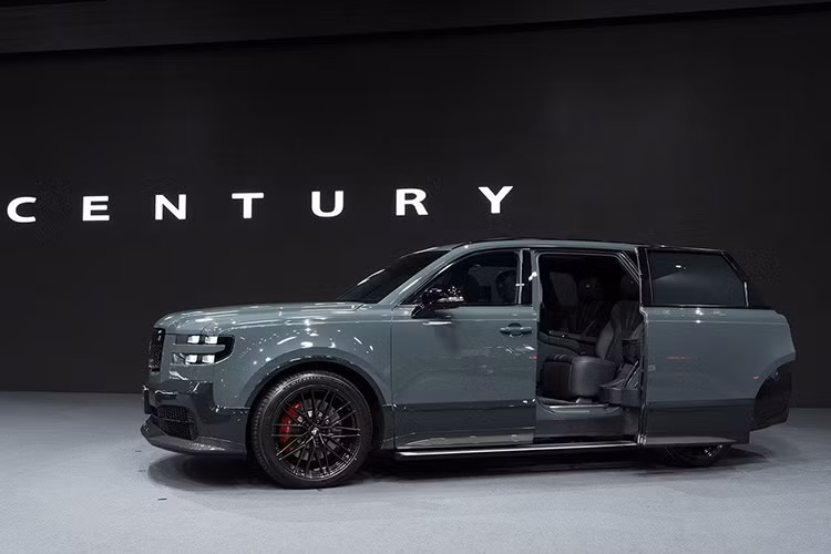 Với những thương hiệu siêu xe hoặc xe sang như Ferrari, Porsche, Rolls-Royce hoặc Bentley, các màu sơn đắt giá đã không còn là chuyện lạ. Tuy nhiên, điều này hiếm khi xảy ra với những mẫu xe của Toyota như Century 2024. Những tùy chọn lắp tại đại lý của mẫu SUV hạng sang này cũng đắt không kém, ví dụ như thảm sàn với giá 407.000 Yên (66 triệu đồng).