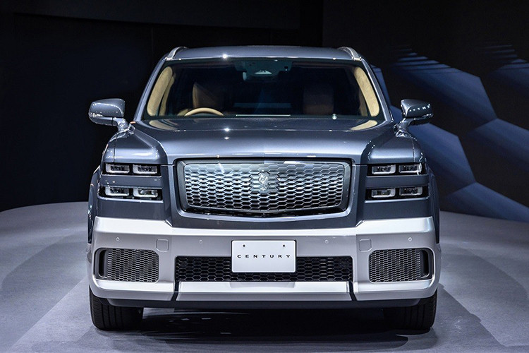Một điều đáng chú ý nữa là thời gian giao xe của Toyota Century 2024 cho khách hàng khá lâu, có thể lên đến hơn 4 năm, tương tự trường hợp của người anh em Land Cruiser 300. Nguyên nhân là bởi hãng Toyota chỉ dự định sản xuất đúng 30 chiếc SUV hạng sang này mỗi tháng ở nhà máy Tahara, Nhật Bản.
