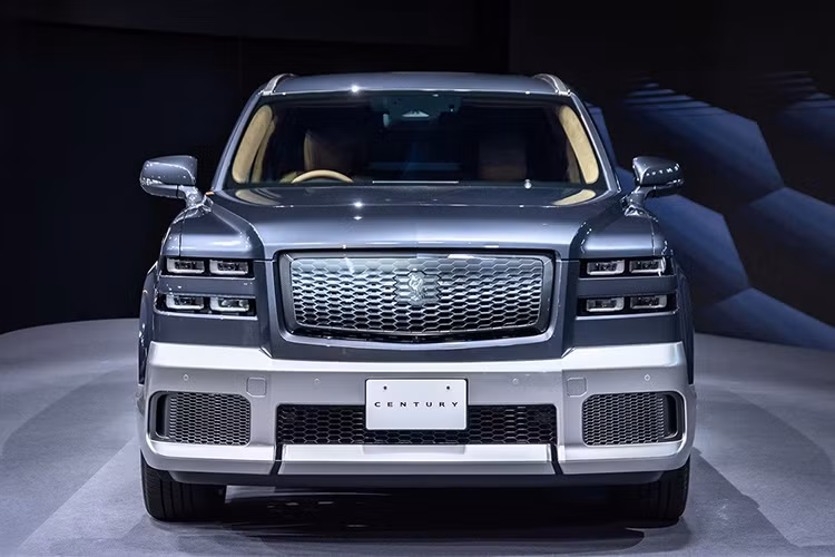 Một điều đáng chú ý nữa là thời gian giao xe của Toyota Century 2024 cho khách hàng khá lâu, có thể lên đến hơn 4 năm, tương tự trường hợp của người anh em Land Cruiser 300. Nguyên nhân là bởi hãng Toyota chỉ dự định sản xuất đúng 30 chiếc SUV hạng sang này mỗi tháng ở nhà máy Tahara, Nhật Bản.