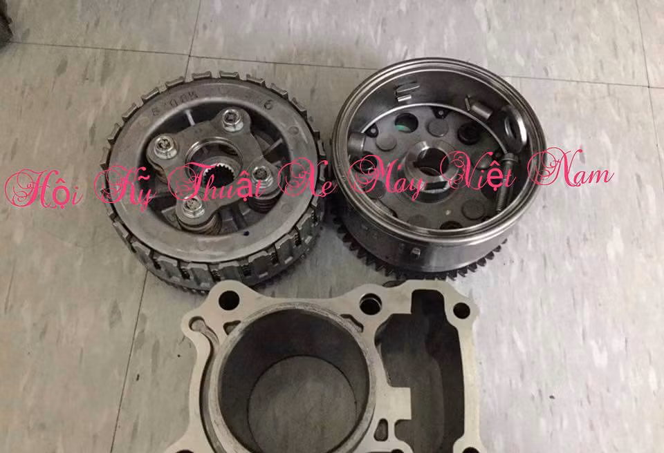 Bộ nồi 4 lò xo, 4 lá nồi - mâm lửa và lòng xylanh dung tích 149.16 phân khối tản nhiệt nước của Winner 150.