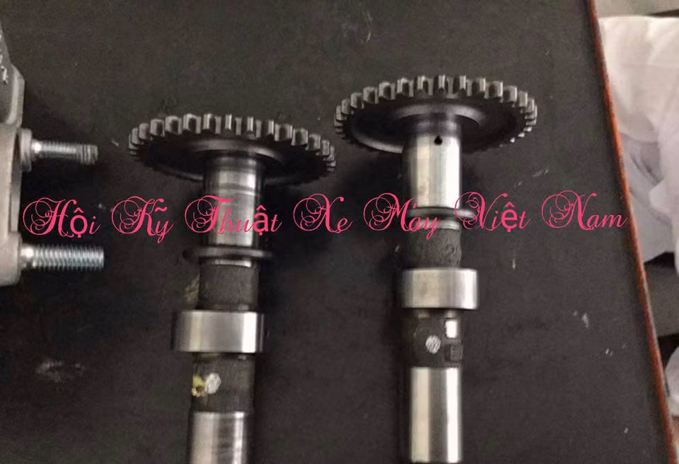 Có thể thấy 2 cây cam của Honda Winner 150 hoàn toàn không có bạc đạn như nhiều mẫu xe khác.