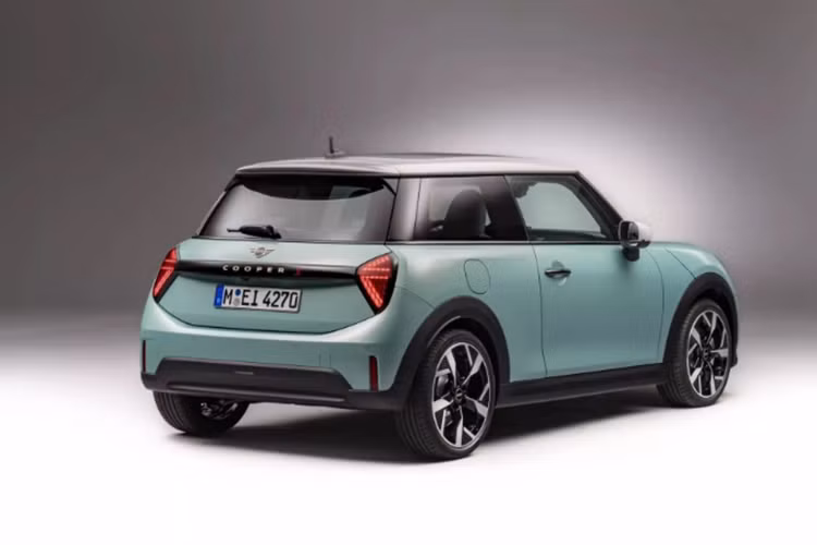 Phía đuôi xe có đèn hậu LED dạng ma trận, lấy cảm hứng từ quốc kỳ Anh đặc trưng. MINI cho biết Cooper mới “được trang bị hệ thống treo và giảm xóc được thiết kế để xử lý nhanh nhẹn”. Bên cạnh đó, xe còn có hệ thống phanh hiệu suất cao được sử dụng để kìm hãm tốt hơn cho xe.