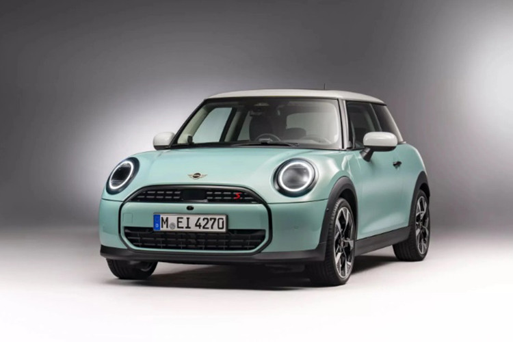 Cụ thể, MINI Cooper máy xăng 2025 mang mã F66 sẽ phát triển dựa trên nền tảng của thế hệ trước F56. Đây là lần nâng cấp lớn thứ 3 cho mẫu hatchback 3 cửa này.
