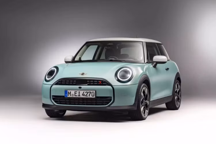 Cụ thể, MINI Cooper máy xăng 2025 mang mã F66 sẽ phát triển dựa trên nền tảng của thế hệ trước F56. Đây là lần nâng cấp lớn thứ 3 cho mẫu hatchback 3 cửa này.