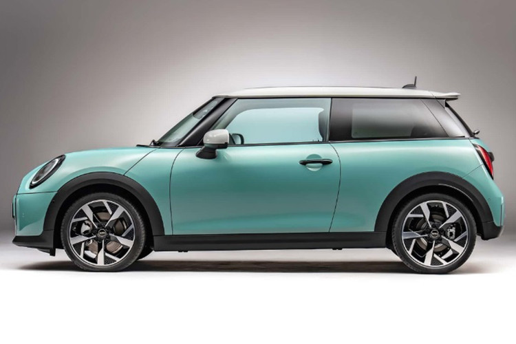 Ngoại thất của MINI Cooper 2025 mới được thừa hưởng khá nhiều từ mẫu Cooper EV. Đầu xe gây ấn tượng với lưới tản nhiệt được thiết kế lớn hơn, đi cùng cụm đèn pha LED tròn đặc trưng. Bên ngoài là đèn ban ngày LED ôm trọn với kết cấu tương tự.