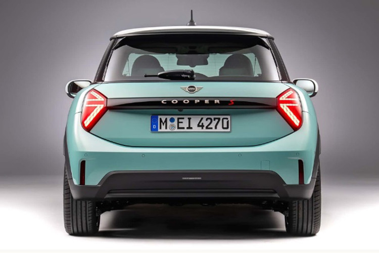 Cooper 2025 được trang bị thêm nhiều tính năng an toàn hơn so với bản cũ. Có thể kể đến như: cảm biến radar trước và 12 cảm biến siêu âm. Chức năng hỗ trợ lái ADAS như cảnh báo giao thông khi mở cửa, hỗ trợ giữ làn chủ động, điều khiển hành trình thích ứng với tính năng giữ khoảng cách.