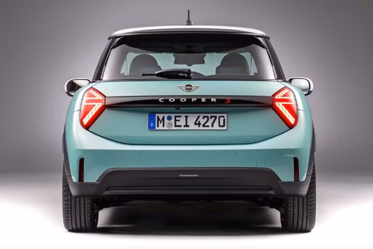 Cooper 2025 được trang bị thêm nhiều tính năng an toàn hơn so với bản cũ. Có thể kể đến như: cảm biến radar trước và 12 cảm biến siêu âm. Chức năng hỗ trợ lái ADAS như cảnh báo giao thông khi mở cửa, hỗ trợ giữ làn chủ động, điều khiển hành trình thích ứng với tính năng giữ khoảng cách.