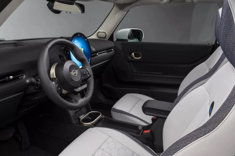 Về nội thất, khoang cabin của MINI Cooper bản xăng được thiết kế tối giản với cấu hình 4 chỗ nhưng vẫn không kém phần ấn tượng với màn hình giải trí trung tâm hình tròn loại OLED 9,4 inch, tích hợp bảng đồng hồ và hệ thống điều hòa.