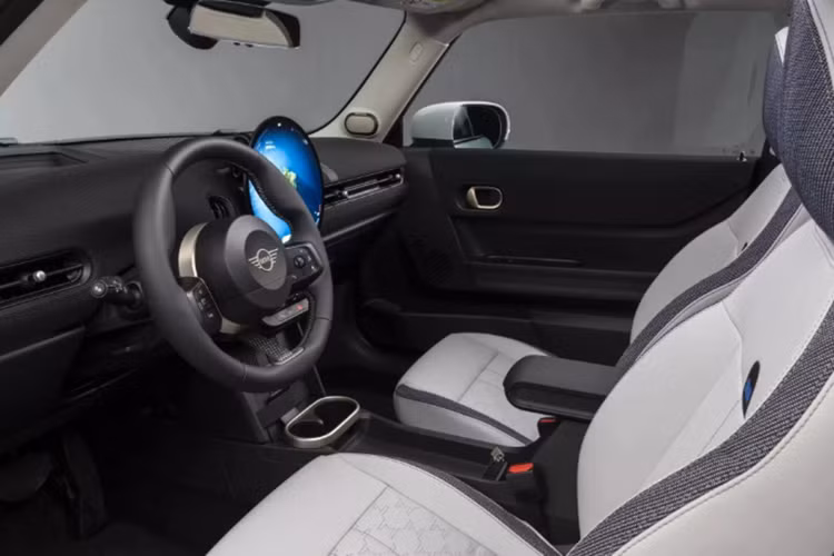 Về nội thất, khoang cabin của MINI Cooper bản xăng được thiết kế tối giản với cấu hình 4 chỗ nhưng vẫn không kém phần ấn tượng với màn hình giải trí trung tâm hình tròn loại OLED 9,4 inch, tích hợp bảng đồng hồ và hệ thống điều hòa.