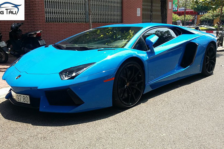 Hiện tại giá siêu xe Lamborghini Aventador LP700-4 sau khi áp dụng mức thuế mới tại Việt Nam sẽ rơi vào khoảng 1,53 triệu USD (tương đương 33,8 tỷ đồng). Tuy nhiên, hiện đây là mẫu siêu xe đã qua sử dụng tới 2 năm nên rất có thể mức giá sẽ "mềm" hơn nhiều so với xe mới.