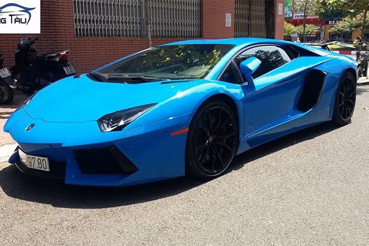 Hiện tại giá siêu xe Lamborghini Aventador LP700-4 sau khi áp dụng mức thuế mới tại Việt Nam sẽ rơi vào khoảng 1,53 triệu USD (tương đương 33,8 tỷ đồng). Tuy nhiên, hiện đây là mẫu siêu xe đã qua sử dụng tới 2 năm nên rất có thể mức giá sẽ "mềm" hơn nhiều so với xe mới.