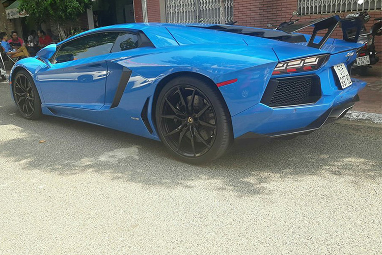 Siêu xe Lamborghini Aventador LP700-4 màu xanh Lemans này từng thuộc sở hữu của một người chơi xe kín tiếng tại quận 2, TP HCM. Xe đã được độ lại một số chi tiết ở ngoại thất. Chẳng hạn như cánh gió đuôi cỡ lớn cố định bằng sợi carbon của Novitec. Ngoài ra, còn có "dàn chân" mới của hãng độ PUR Aero mang mã Gloss Anthracite RS05