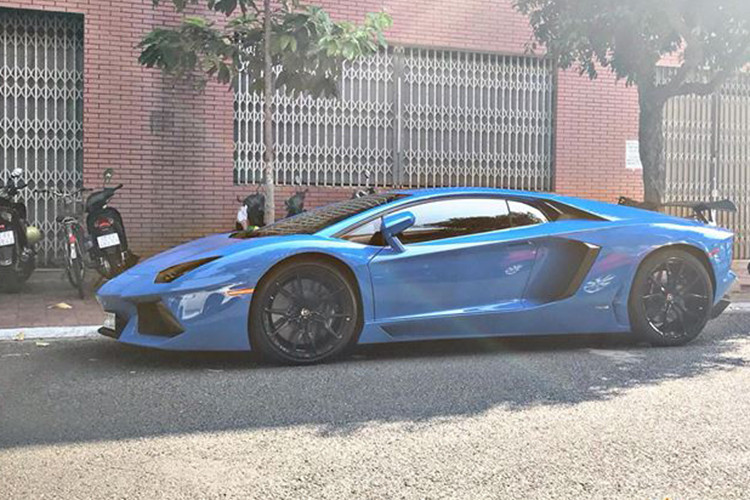 Vừa qua, chiếc siêu xe Lamborghini Aventador LP700-4 màu xanh Lemans độc nhất Việt Nam đã được một công ty nhập khẩu siêu xe quận 5, TP HCM bàn giao cho tay chơi Vũng Tàu. Đây là siêu xe đã qua sử dụng và hiện vãn mang biển số Sài Gòn chứ chưa được chủ nhân đổi biển mới.