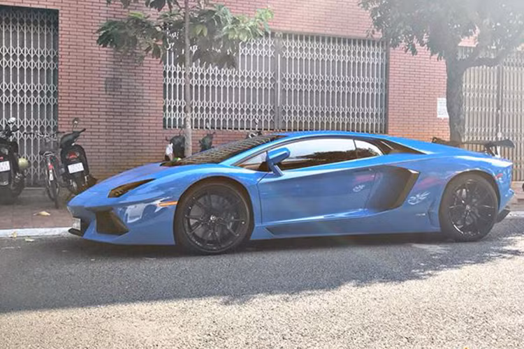 Vừa qua, chiếc siêu xe Lamborghini Aventador LP700-4 màu xanh Lemans độc nhất Việt Nam đã được một công ty nhập khẩu siêu xe quận 5, TP HCM bàn giao cho tay chơi Vũng Tàu. Đây là siêu xe đã qua sử dụng và hiện vãn mang biển số Sài Gòn chứ chưa được chủ nhân đổi biển mới.