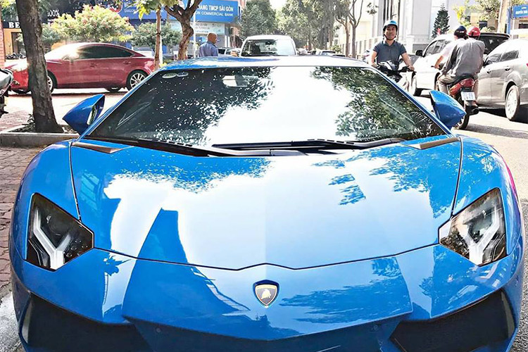 Chiếc xe trong bài viết này về Việt Nam vào cuối tháng 6/2016, trước thời điểm luật thuế tiêu thụ đặc biệt được áp dụng vào ngày 1/7 nên đã giúp công ty nhập khẩu tư nhân "né" khoảng 8 tỷ đồng. Nếu về sau ngày 1/7, chiếc Aventador này phải "cõng" thêm 8 tỷ đồng tiền thuế.