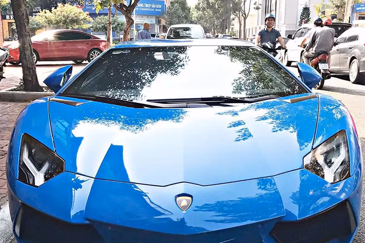 Chiếc xe trong bài viết này về Việt Nam vào cuối tháng 6/2016, trước thời điểm luật thuế tiêu thụ đặc biệt được áp dụng vào ngày 1/7 nên đã giúp công ty nhập khẩu tư nhân "né" khoảng 8 tỷ đồng. Nếu về sau ngày 1/7, chiếc Aventador này phải "cõng" thêm 8 tỷ đồng tiền thuế.