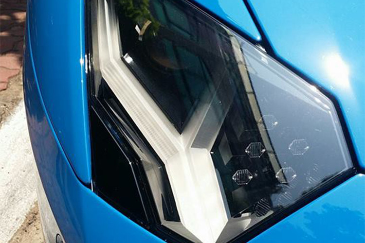 Siêu xe Lamborghini Aventador LP700-4 có chiều dài, rộng, cao lần lượt là 4.780x 2.030 x 1.136 mm, chiều dài cơ sở 2.700 mm. Trọng lượng khô 1.575 kg. Khoảng cách gầm xe so với mặt đất là 115,2 mm. Nắp khoang động cơ, cánh gió và cửa hút gió bên hông làm bằng sợi carbon.