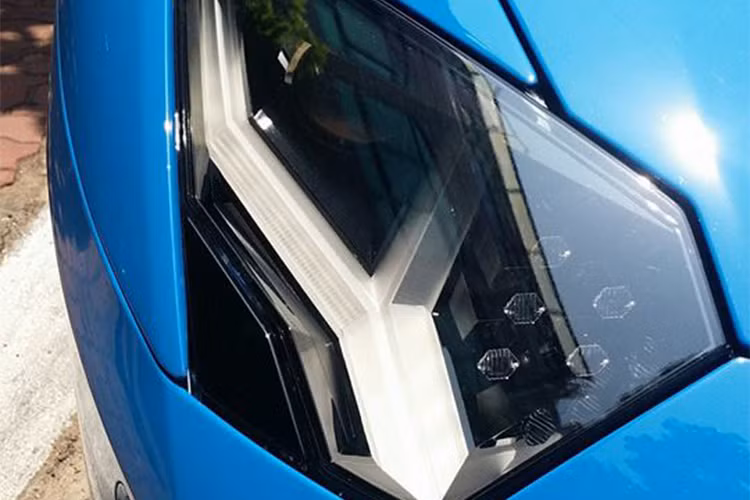 Siêu xe Lamborghini Aventador LP700-4 có chiều dài, rộng, cao lần lượt là 4.780x 2.030 x 1.136 mm, chiều dài cơ sở 2.700 mm. Trọng lượng khô 1.575 kg. Khoảng cách gầm xe so với mặt đất là 115,2 mm. Nắp khoang động cơ, cánh gió và cửa hút gió bên hông làm bằng sợi carbon.