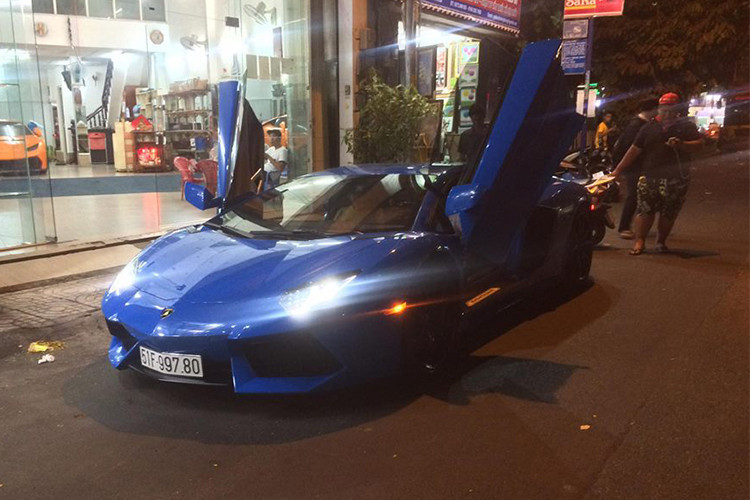 Lamborghini Aventador LP700-4 sử dụng động cơ V12 dung tích 6,5 lít, công suất 700 mã lực tại vòng tua máy 8.250 vòng/phút và mô-men xoắn cực đại 690 Nm ở vòng tua 5.500 vòng/phút. Đi kèm hộp số 7 cấp ISR và hệ dẫn động 4 bánh toàn thời gian Haldex thế hệ thứ tư. Mức tiêu hao nhiên liệu của xe ở mức khoảng 16 lít/100 km.