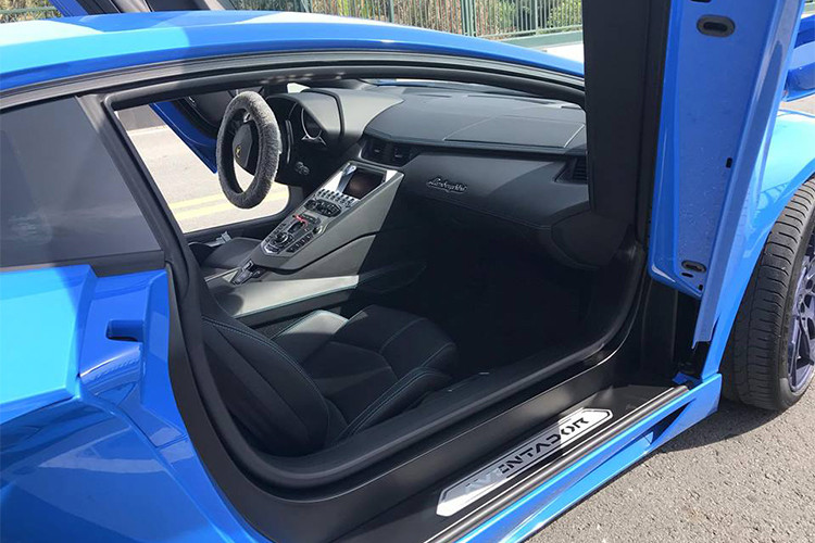 Nội thất của siêu xe thể thao này với ghế ngồi và vô-lăng bọc da cao cấp đi kèm là các đường chỉ khâu màu xanh tương phản, màn hình điều khiển LCD hiện đại, các nút bấm kích thước lớn giúp người dùng dễ thao tác. Phần công tắc đề máy có nắp đậy màu đỏ, cùng với đó là 3 tùy chọn chế độ lái gồm; Sport, Strada và Corsa...