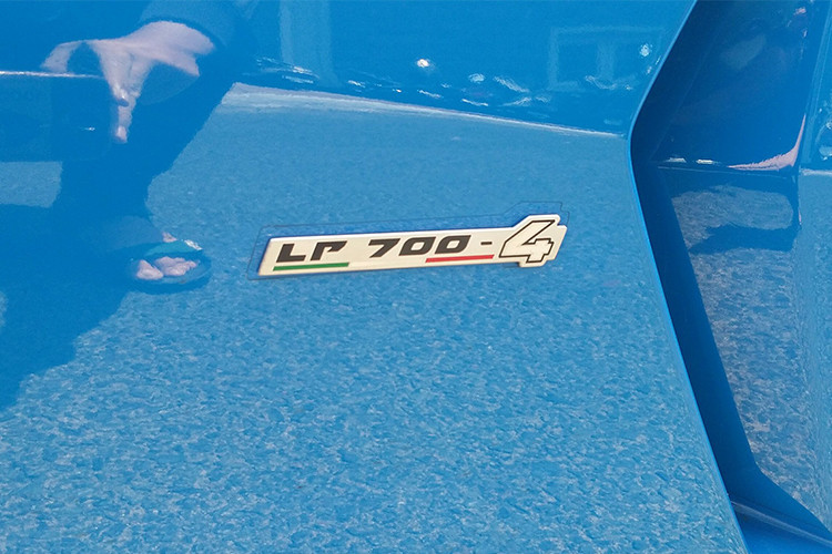 Phần đuôi xe nổi bật với cặp ống-xả lớn, hốc hút gió, cùm đèn hậu LED dạng xương cá. Các chi tiết nhỏ được sơn màu đen mờ ăn nhập với tổng thể màu xanh Lemans. Ngoài ra, trên thân xe còn có đính mã LP700-4.