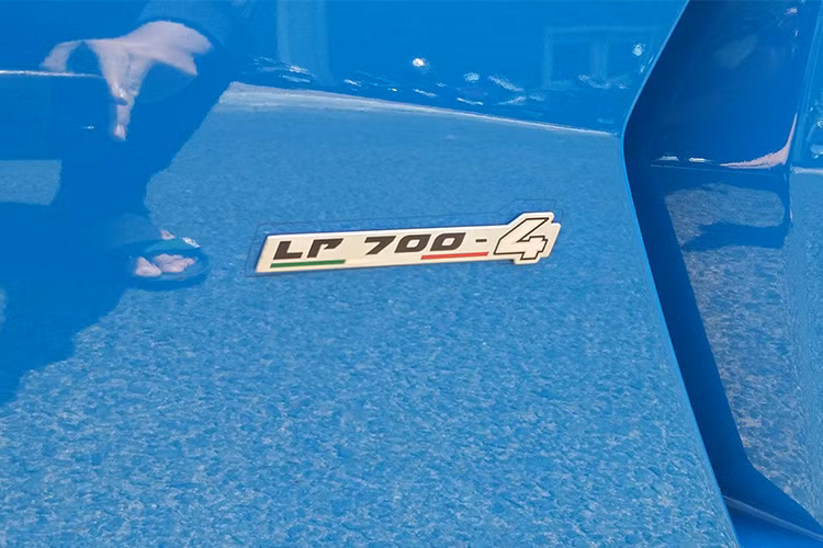 Phần đuôi xe nổi bật với cặp ống-xả lớn, hốc hút gió, cùm đèn hậu LED dạng xương cá. Các chi tiết nhỏ được sơn màu đen mờ ăn nhập với tổng thể màu xanh Lemans. Ngoài ra, trên thân xe còn có đính mã LP700-4.