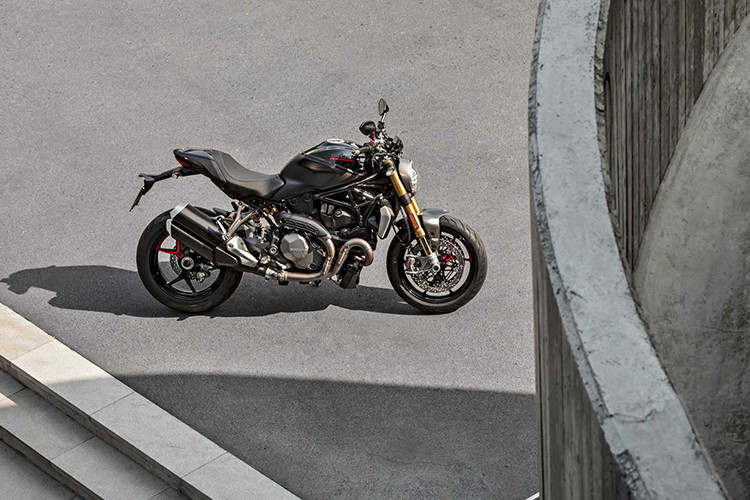 Theo đó, Ducati Monster 1200 2020 sẽ được bán ra thị trường với hai phiên bản gồm bản tiêu chuẩn và bản S cao cấp hơn. Xe tiếp tục sử dụng khung gầm, trang bị cũng như thiết kế của đời xe 2019 trước đó.