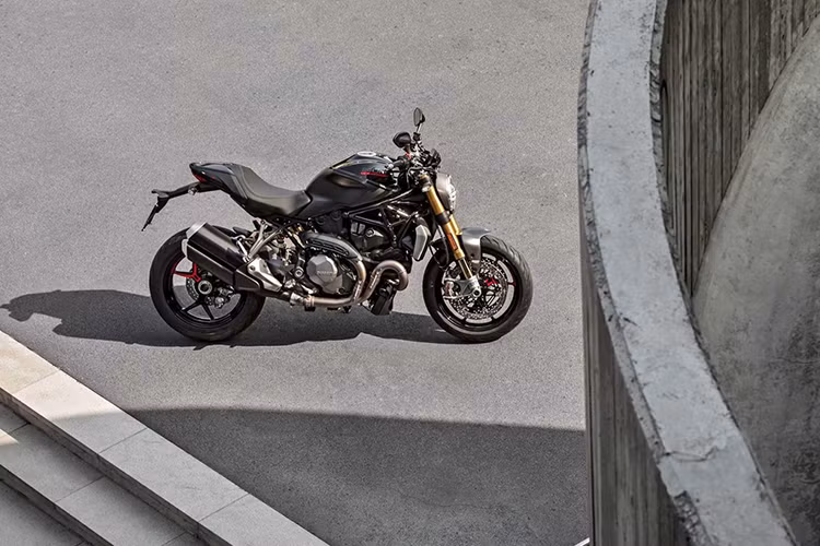 Theo đó, Ducati Monster 1200 2020 sẽ được bán ra thị trường với hai phiên bản gồm bản tiêu chuẩn và bản S cao cấp hơn. Xe tiếp tục sử dụng khung gầm, trang bị cũng như thiết kế của đời xe 2019 trước đó.