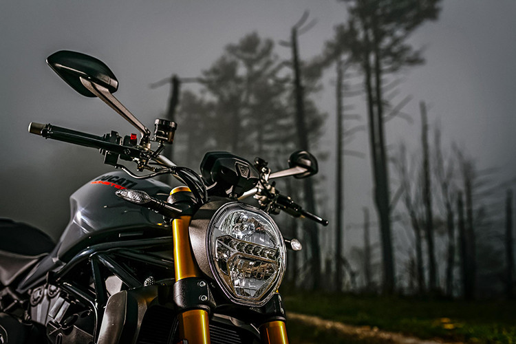 Cụ thể, Ducati Monster 1200 và 1200 S được trang bị bộ khung ống thép dạng lưới mắt cáo, hệ thống treo của xe vẫn bao gồm cặp phuộc hành trình ngược Ohlins ở trước và giảm xóc đơn dạng lò xo trụ phía sau. Đi kèm là bộ vành đúc với nan chữ Y và chắn bùn trước bằng sợi carbon.