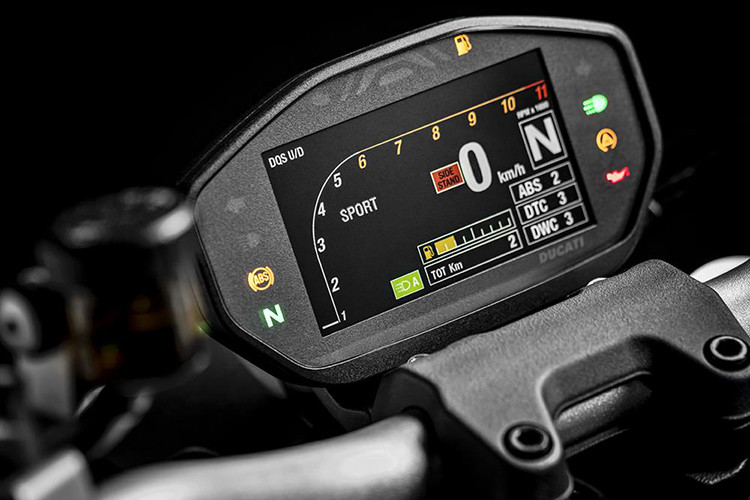 Thiết kế tổng thể của xe vẫn mang dáng dấp quen thuộc với phần bình xăng lớn và gồ cao, thay lái dạng ống thép được bố trí thấp ở phía trước, mang đến dáng ngồi hơi chồm. Đầu đèn thiết kế ốp sát vào cặp phuộc trời với mặt đèn tròn, đèn pha và đèn định vị ứng dụng công nghệ LED.