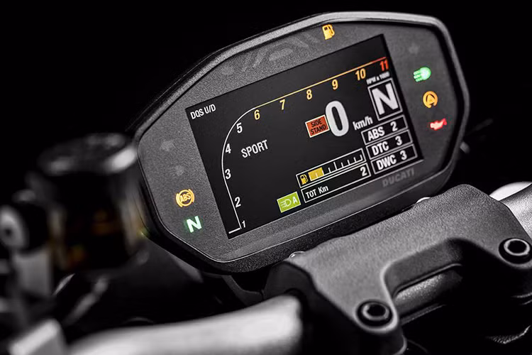 Thiết kế tổng thể của xe vẫn mang dáng dấp quen thuộc với phần bình xăng lớn và gồ cao, thay lái dạng ống thép được bố trí thấp ở phía trước, mang đến dáng ngồi hơi chồm. Đầu đèn thiết kế ốp sát vào cặp phuộc trời với mặt đèn tròn, đèn pha và đèn định vị ứng dụng công nghệ LED.