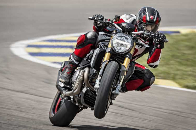 Tại châu Âu, giá bán Ducati Monster 1200 S Black on Black là 17.640 Euro (tương đương 453,8 triệu đồng). Xe sẽ bắt đầu được bán ra từ tháng 9 tới. Dự tính mẫu xe này sẽ về thị trường Việt Nam vào năm tới.