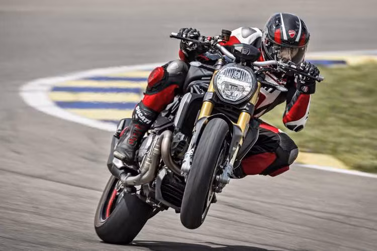 Tại châu Âu, giá bán Ducati Monster 1200 S Black on Black là 17.640 Euro (tương đương 453,8 triệu đồng). Xe sẽ bắt đầu được bán ra từ tháng 9 tới. Dự tính mẫu xe này sẽ về thị trường Việt Nam vào năm tới.