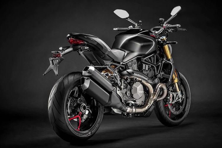 Sở dĩ gọi mẫu xe này là "Monster - quỷ dcdaauf đàn" vì đây là chiếc Monster mạnh nhất của dòng này nhờ trang bị động cơ V-Twin Testastretta 11°, sản sinh công suất 147 mã lực và mômen xoắn cực đại 123 Nm, đi kèm là hộp số 6 cấp.