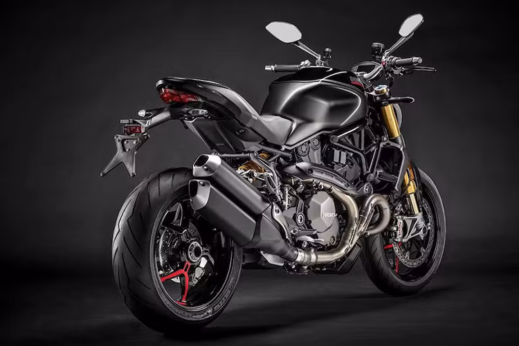 Sở dĩ gọi mẫu xe này là "Monster - quỷ dcdaauf đàn" vì đây là chiếc Monster mạnh nhất của dòng này nhờ trang bị động cơ V-Twin Testastretta 11°, sản sinh công suất 147 mã lực và mômen xoắn cực đại 123 Nm, đi kèm là hộp số 6 cấp.