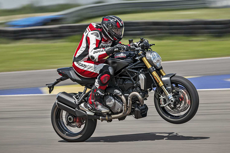 Ngoài màu sơn đặc biệt - Monster 1200 S Black on Black, xe còn được trang bị sẵn một số "đồ chơi" cao cấp. Trong đó dễ nhận ra nhất đó là dè trước bằng sợi carbon với bề mặt phủ epoxy mờ, cùng với các đèn xi-nhan chuyển sang loại LED. Hệ thống sang số nhanh không cần bóp côn cả 2 chiều lên/xuống.