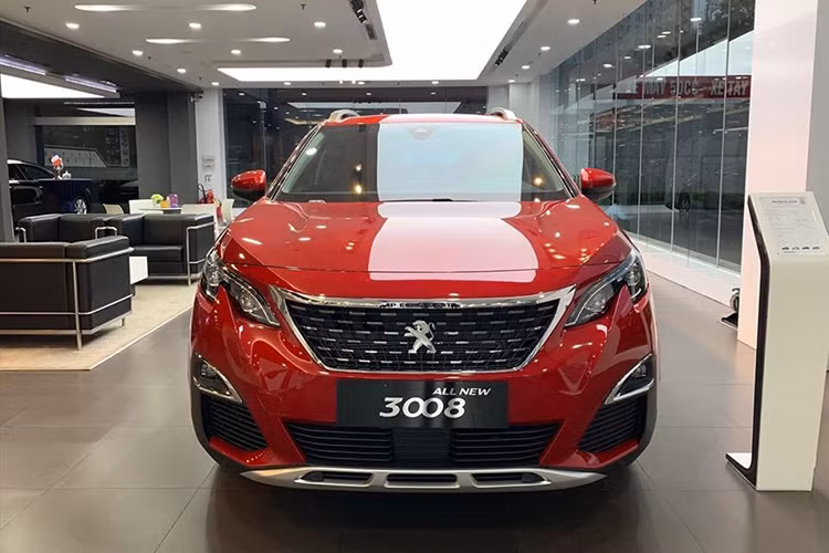 Vì chỉ là bản lược bớt trang bị, 2 phiên bản tiêu chuẩn của Peugeot 3008 và 5008 vẫn giữ nguyên tổng thể thiết kế. Bên cạnh đó, động cơ dưới nắp ca-pô vẫn là loại tăng áp, dung tích 1.6L sản sinh công suất tối đa 165 mã lực và mô-men xoắn cực đại 245 Nm. Trang bị hộp số vẫn là loại tự động 6 cấp, đi kèm hệ dẫn động cầu trước.