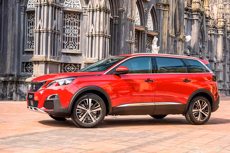 Bên cạnh đó, 2 phiên bản Peugeot 3008 và 5008 giá rẻ mới còn có thêm lựa chọn màu sơn ngoại thất 2 tông: 1 tông đen cố định và tông còn lại sẽ là một 4 màu: xanh, đỏ, cam và trắng.
