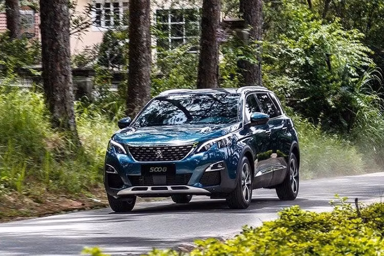 Đồng thời, các tư vấn bán hàng còn cho hay, trong thời gian tới khách hàng có thể đặt mua Peugeot 3008 và 5008 với các option tùy chọn theo ý mình, giống với loạt ôtô VinFast hồi mới ra mắt trước đây. Theo đó, thời gian chờ nhận xe sẽ vào khoảng 1 tháng.