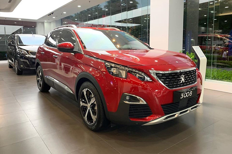 Song song với đó, THACO vẫn sẽ phân phối các bản “full option” trước đây của 2 mẫu xe này tại các đại lý chính hãng, giá xe Peugeot 3008 và 5008 lần lượt là 1,149 tỷ (Peugeot 3008) và 1,349 tỷ đồng (Peugeot 5008).