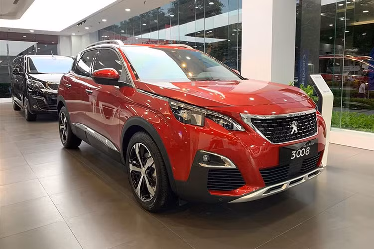 Song song với đó, THACO vẫn sẽ phân phối các bản “full option” trước đây của 2 mẫu xe này tại các đại lý chính hãng, giá xe Peugeot 3008 và 5008 lần lượt là 1,149 tỷ (Peugeot 3008) và 1,349 tỷ đồng (Peugeot 5008).