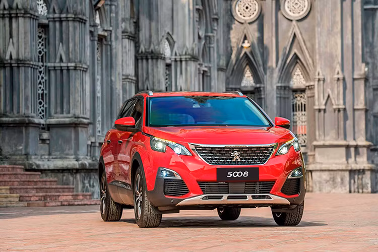 Trong khi đó, Peugeot 5008 2020 mới tại Việt Nam lại cắt bỏ nhiều trang bị hơn để hạ được mức giá tới 150 triệu đồng so với bản “full option”. Theo đó, bản tiêu chuẩn của mẫu xe này không còn cửa sổ trời panorama, giá nóc, cốp sau không còn tính năng mở điện hay đá cốp.
