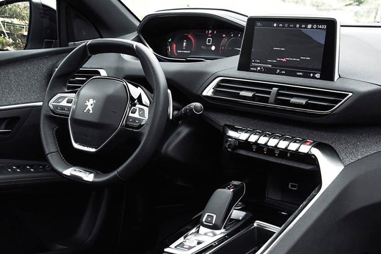 Ở phần nội thất, tiện nghi cho người ngồi giờ đây không còn sạc không dây, không có gương chống chói tự động, hàng ghế trước bỏ tính năng massagae, hệ thống âm thanh từ 10 loa Focal giờ chuyển sang 6 loa thường. Các trang bị an toàn bị lược bỏ cảm biến trước, cảnh báo điểm mù, cảnh báo chệch làn đường.