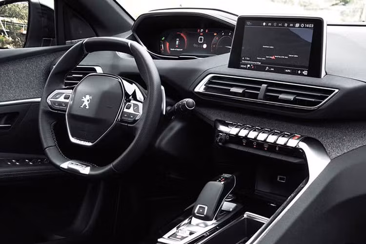 Ở phần nội thất, tiện nghi cho người ngồi giờ đây không còn sạc không dây, không có gương chống chói tự động, hàng ghế trước bỏ tính năng massagae, hệ thống âm thanh từ 10 loa Focal giờ chuyển sang 6 loa thường. Các trang bị an toàn bị lược bỏ cảm biến trước, cảnh báo điểm mù, cảnh báo chệch làn đường.