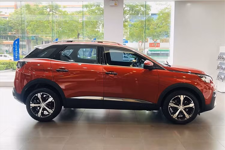 Cụ thể, với mức giảm 50 triệu đồng, bản tiêu chuẩn Peugeot 3008 2020 mới sẽ được cắt bỏ cửa sổ trời panorama, giá nóc, cảm biến va chạm trước, gương chống chói tự động cùng một số tính năng an toàn chủ động như cảnh báo điểm mù và cảnh báo chệch làn đường. Nội thất cũng được thay một số chi tiết vải thành ốp carbon với ghế ngồi khâu chỉ cam có phần thể thao hơn.