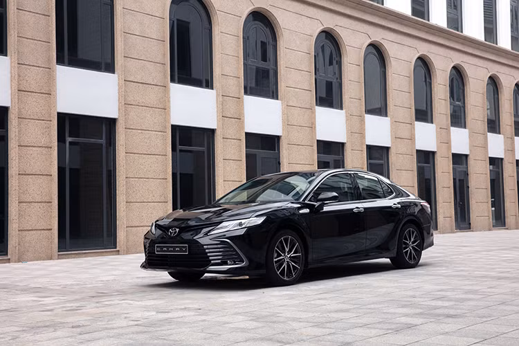 Toyota Việt Nam (TMV) vừa chính thức giới thiệu Toyota Camry hoàn toàn mới – Xứng tầm doanh nhân. Mẫu xe mới sở hữu ngoại thất phong cách, thời thượng, nội thất sang trọng, công nghệ an toàn hàng đầu thế giới TSS cùng khả năng vận hành vượt trội nhờ động cơ, hộp số hoàn toàn mới.