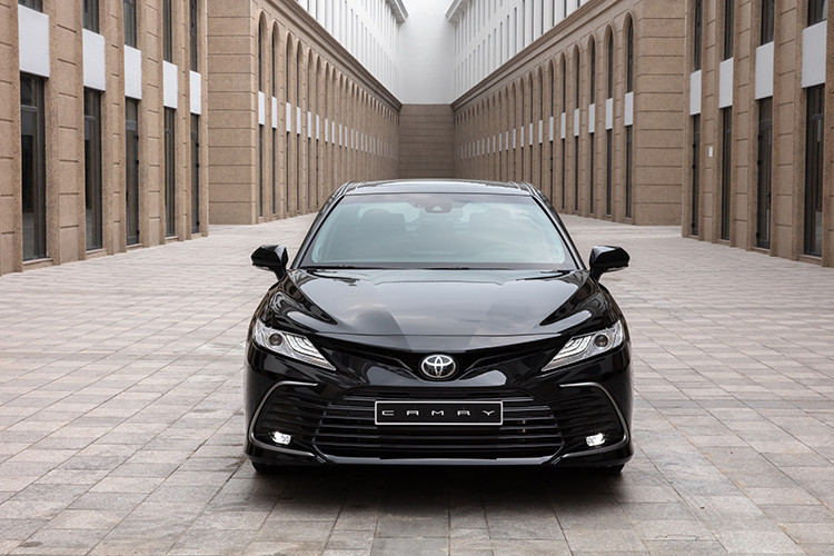 Ngoài những trang bị an toàn cơ bản, Camry mới cũng sở hữu hàng loạt tính năng tiên tiến hỗ trợ người lái bao gồm Hệ thống cảnh báo điểm mù (BSM), Hệ thống cảnh báo phương tiện cắt ngang (RCTA), Camera 360, 8 cảm biến hỗ trợ đỗ xe…